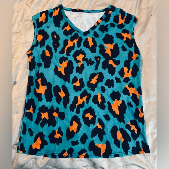 NWOT Cheetah Print Cap Sleeve V-Neck Top. Size L (8/10) Color Aqua, Burnt Orange - Picture 2 of 6